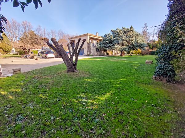 Maison Eyguieres 6 pièce(s) 241 m2 + Terrain de 4000m2