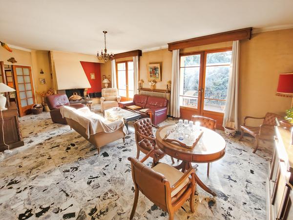 Maison Eyguieres 6 pièce(s) 241 m2 + Terrain de 4000m2