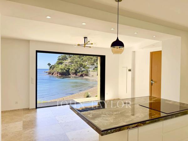 Villa pieds dans l’eau – Vue mer panoramique & accès privé à la plage