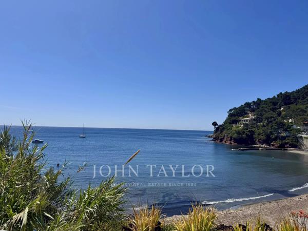 Villa pieds dans l’eau – Vue mer panoramique & accès privé à la plage