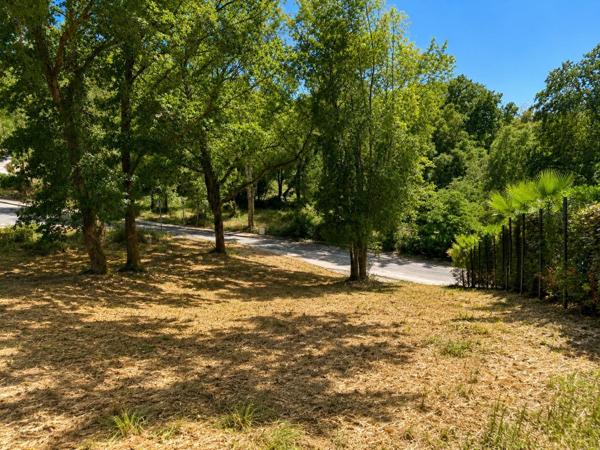 Terrain viabilisé de 847 m² sur les hauteurs de Bouliac