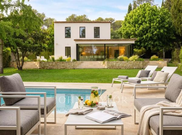 Villa avec 4 chambres + bureau à louer à Mougins