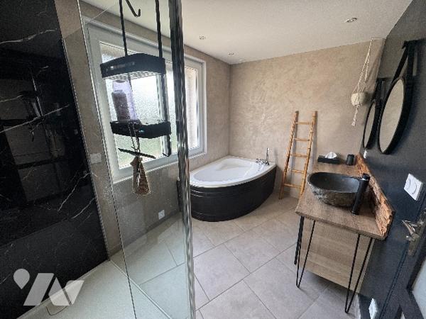 MAISON RENOVEE 92 M2 VIEUX-CHARMONT AVEC TERRAIN DE 14 ARES