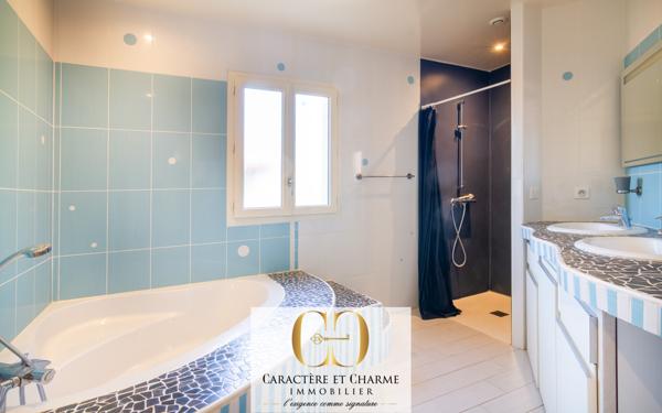 Gourdon (46300) Propriété contemporaine. 316m2. Prestations haut de gamme. Piscine spa.