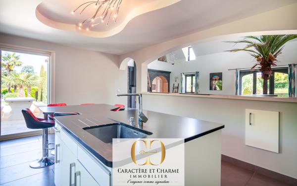 Gourdon (46300) Propriété contemporaine. 316m2. Prestations haut de gamme. Piscine spa.