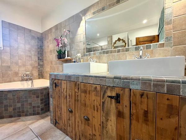 MAISON INDIVIDUELLE 5 PIÈCES. AVEC PISCINE ET GARAGE AIGUE-MORTES