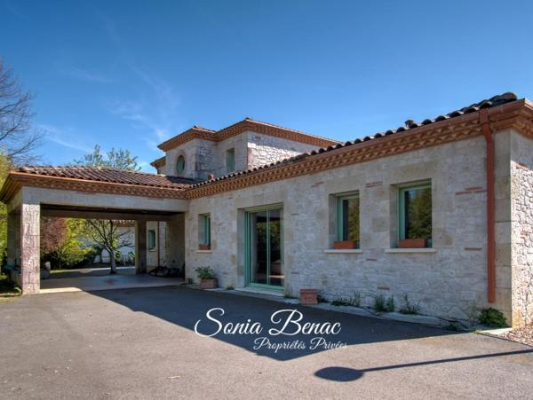 TOIULOUSE - LEGUEVIN - Maison  6 pièces de 238 m2  - Dépendance de 180 m2