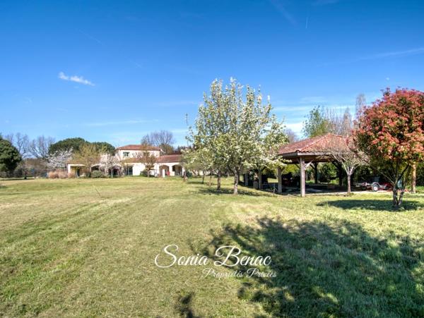 TOIULOUSE - LEGUEVIN - Maison  6 pièces de 238 m2  - Dépendance de 180 m2