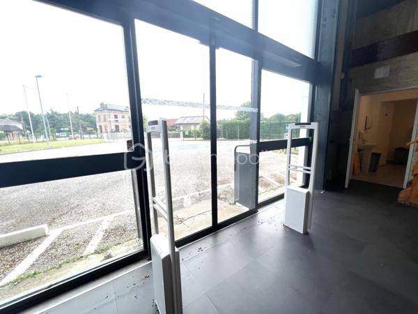 Local d activites de 835 m²