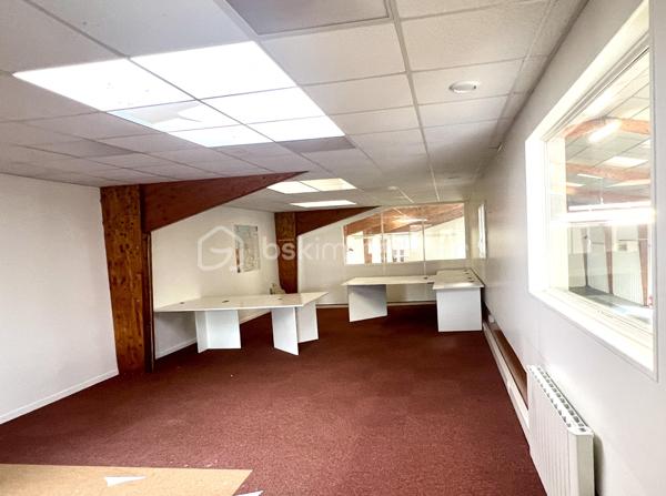 Local d activites de 835 m²