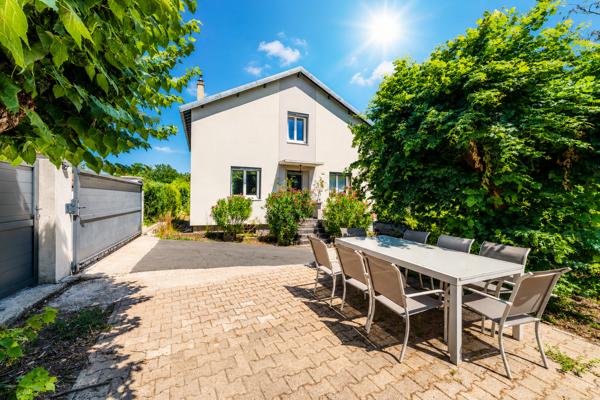 Maison
         6 pièces
        - 133 m² Exclusivité 382 000 € *