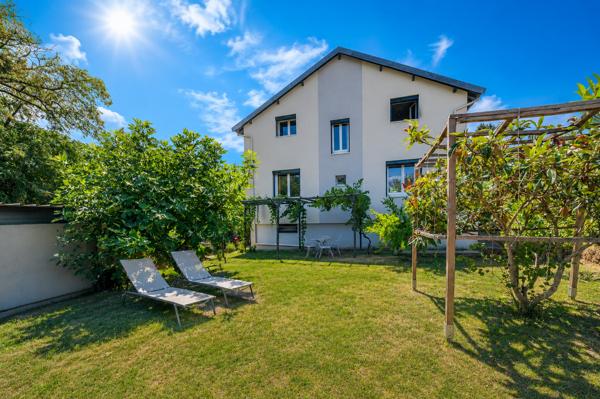 Maison
         6 pièces
        - 133 m² Exclusivité 382 000 € *