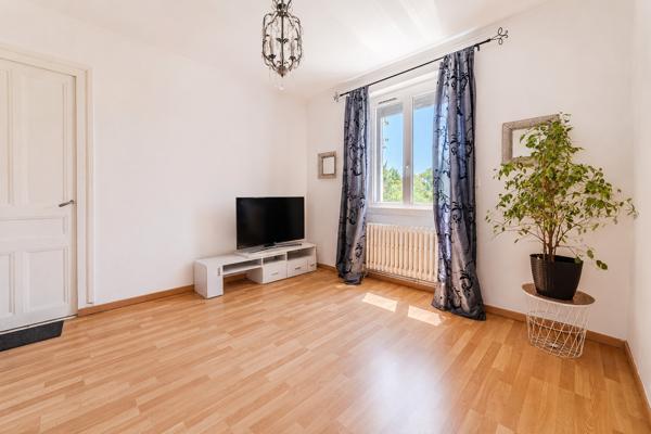 Maison
         6 pièces
        - 133 m² Exclusivité 382 000 € *