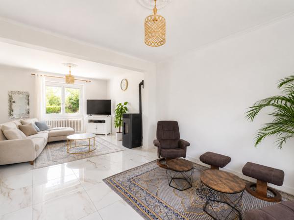 Maison
         6 pièces
        - 133 m² Exclusivité 382 000 € *