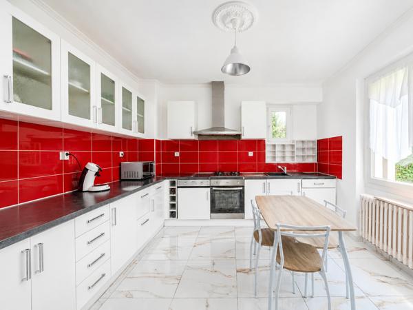 Maison
         6 pièces
        - 133 m² Exclusivité 382 000 € *