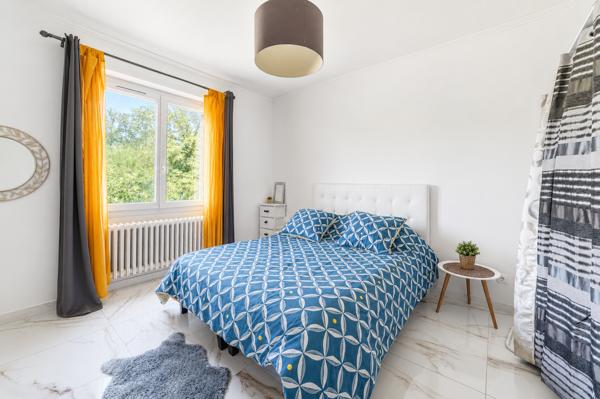 Maison
         6 pièces
        - 133 m² Exclusivité 382 000 € *