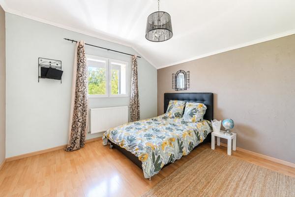 Maison
         6 pièces
        - 133 m² Exclusivité 382 000 € *