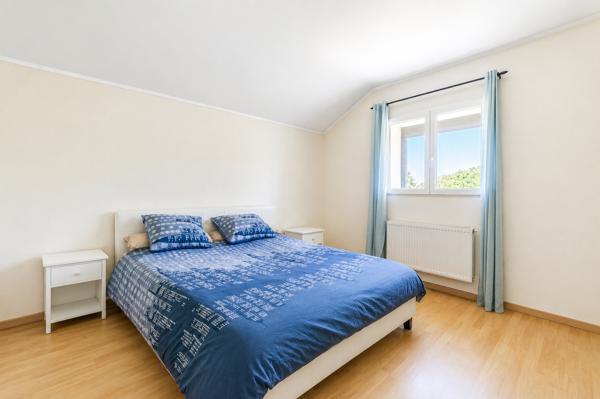 Maison
         6 pièces
        - 133 m² Exclusivité 382 000 € *