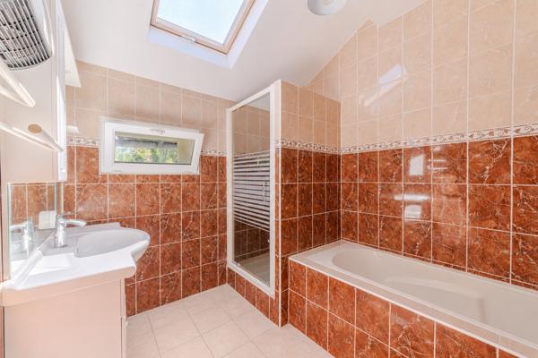 Maison
         6 pièces
        - 133 m² Exclusivité 382 000 € *