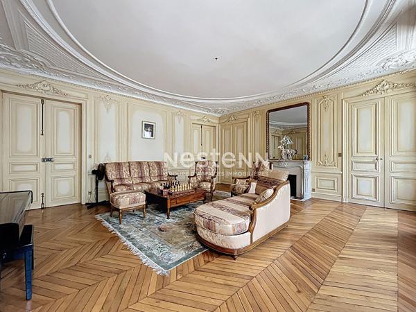 Appartement 5 pièces 164 m² à vendre Paris 8e - Faubourg Saint-Honoré / Champs-Élysées - Charme de l'ancien