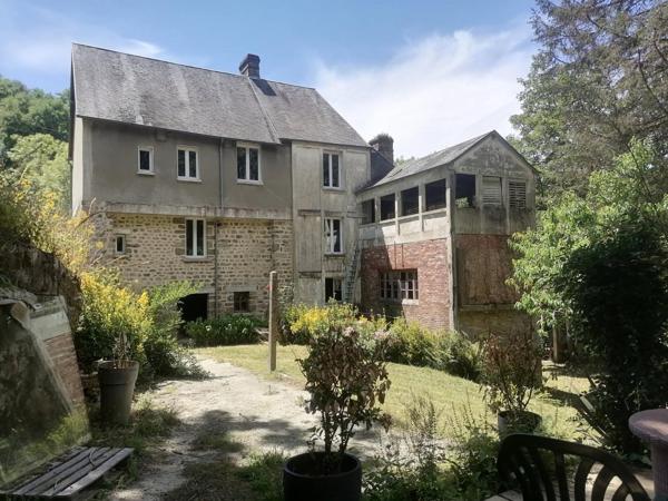 Maison atypique 130 m² – Terrain avec rivière – Mortain (50)
