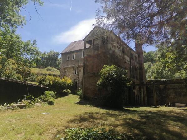 Maison atypique 130 m² – Terrain avec rivière – Mortain (50)