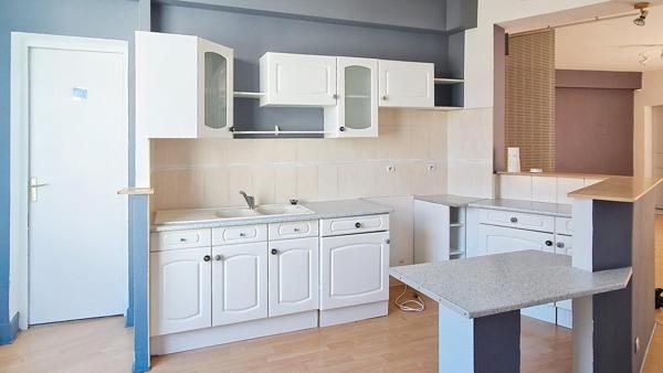 Bel appartement de 102,33 m² avec deux grandes chambres et une buanderie/bureau.