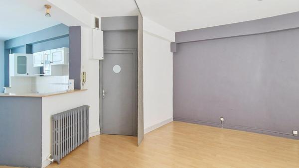 Bel appartement de 102,33 m² avec deux grandes chambres et une buanderie/bureau.