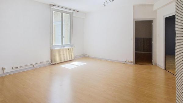 Bel appartement de 102,33 m² avec deux grandes chambres et une buanderie/bureau.