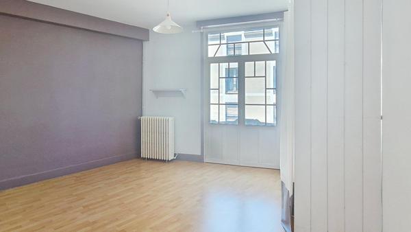 Bel appartement de 102,33 m² avec deux grandes chambres et une buanderie/bureau.