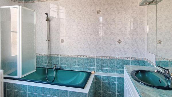 Bel appartement de 102,33 m² avec deux grandes chambres et une buanderie/bureau.