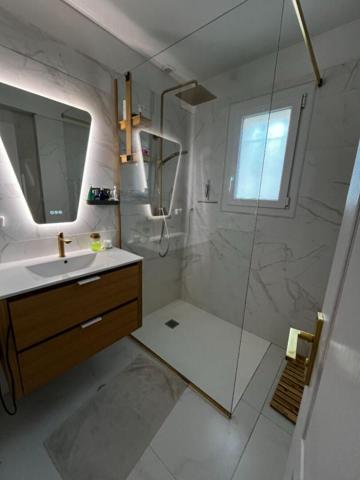 Sanary-sur-Mer - Villa rénovée de 109 m² sur terrain de 600 m²  699 000 euros