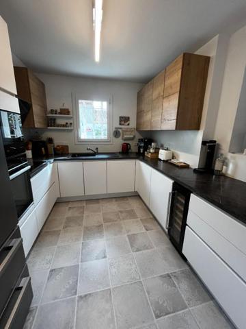 Sanary-sur-Mer - Villa rénovée de 109 m² sur terrain de 600 m²  699 000 euros