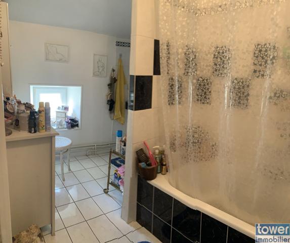 MATHA 17160 - Maison charentaise de 180 m² habitable sur un terrain de 326 m² .