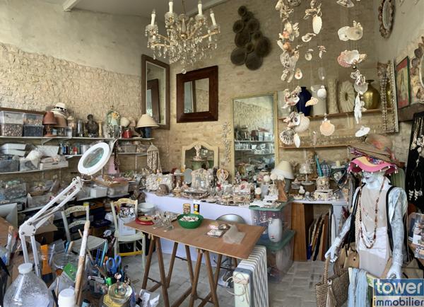 MATHA 17160 - Maison charentaise de 180 m² habitable sur un terrain de 326 m² .