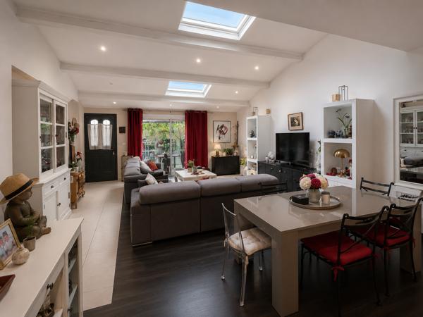 Maison
         4 pièces
        - 122 m² Bien prestige 499 000 € *
