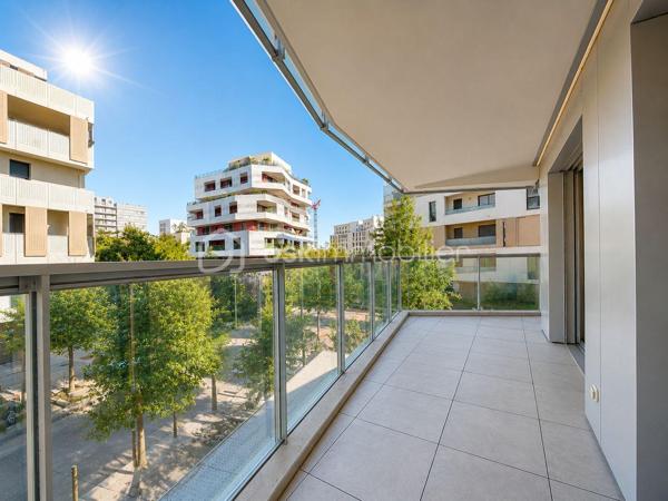 Au cœur du très recherché quartier de PORT MARIANNE, découvrez ce bel appartement T3 de 64,75 m², situé au sein de la résidence contemporaine KOH-I-NOOR, construite en 2016.

Situé au 1ER ÉTAGE AVEC ASCENSEUR, l’appartement se compose d’une entrée avec rangements, d’un séjour avec cuisine, de DEUX CHAMBRES, d’une salle de bains et d’un WC indépendant.

SON VÉRITABLE ATOUT : une SUPERBE TERRASSE DE 33,92 M², offrant un véritable espace de vie supplémentaire aux beaux jours.

Un PARKING PRIVATIF EN SOUS-SOL complète le bien.

La résidence bénéficie de prestations récentes et soignées : ASCENSEUR, DOUBLE VITRAGE, accès sécurisé et espaces communs entretenus.

Les charges de copropriété, d’environ 175 € PAR MOIS, comprennent notamment le CHAUFFAGE COLLECTIF ET L’EAU CHAUDE.

Un appartement idéal pour une RÉSIDENCE PRINCIPALE ou un INVESTISSEMENT LOCATIF, à proximité immédiate des commerces, transports et commodités de Port Marianne.