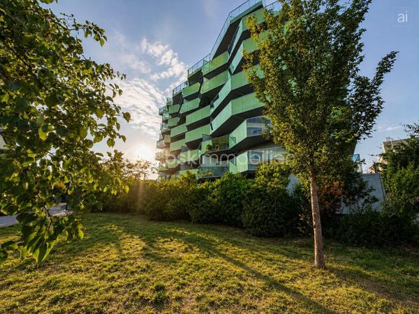 Au cœur du très recherché quartier de PORT MARIANNE, découvrez ce bel appartement T3 de 64,75 m², situé au sein de la résidence contemporaine KOH-I-NOOR, construite en 2016.

Situé au 1ER ÉTAGE AVEC ASCENSEUR, l’appartement se compose d’une entrée avec rangements, d’un séjour avec cuisine, de DEUX CHAMBRES, d’une salle de bains et d’un WC indépendant.

SON VÉRITABLE ATOUT : une SUPERBE TERRASSE DE 33,92 M², offrant un véritable espace de vie supplémentaire aux beaux jours.

Un PARKING PRIVATIF EN SOUS-SOL complète le bien.

La résidence bénéficie de prestations récentes et soignées : ASCENSEUR, DOUBLE VITRAGE, accès sécurisé et espaces communs entretenus.

Les charges de copropriété, d’environ 175 € PAR MOIS, comprennent notamment le CHAUFFAGE COLLECTIF ET L’EAU CHAUDE.

Un appartement idéal pour une RÉSIDENCE PRINCIPALE ou un INVESTISSEMENT LOCATIF, à proximité immédiate des commerces, transports et commodités de Port Marianne.