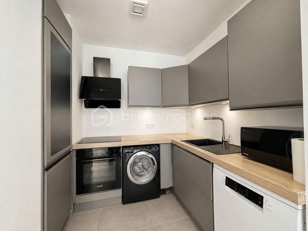 Au cœur du très recherché quartier de PORT MARIANNE, découvrez ce bel appartement T3 de 64,75 m², situé au sein de la résidence contemporaine KOH-I-NOOR, construite en 2016.

Situé au 1ER ÉTAGE AVEC ASCENSEUR, l’appartement se compose d’une entrée avec rangements, d’un séjour avec cuisine, de DEUX CHAMBRES, d’une salle de bains et d’un WC indépendant.

SON VÉRITABLE ATOUT : une SUPERBE TERRASSE DE 33,92 M², offrant un véritable espace de vie supplémentaire aux beaux jours.

Un PARKING PRIVATIF EN SOUS-SOL complète le bien.

La résidence bénéficie de prestations récentes et soignées : ASCENSEUR, DOUBLE VITRAGE, accès sécurisé et espaces communs entretenus.

Les charges de copropriété, d’environ 175 € PAR MOIS, comprennent notamment le CHAUFFAGE COLLECTIF ET L’EAU CHAUDE.

Un appartement idéal pour une RÉSIDENCE PRINCIPALE ou un INVESTISSEMENT LOCATIF, à proximité immédiate des commerces, transports et commodités de Port Marianne.
