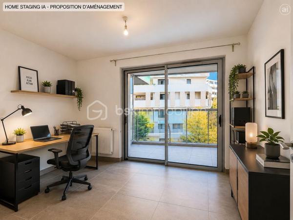 Au cœur du très recherché quartier de PORT MARIANNE, découvrez ce bel appartement T3 de 64,75 m², situé au sein de la résidence contemporaine KOH-I-NOOR, construite en 2016.

Situé au 1ER ÉTAGE AVEC ASCENSEUR, l’appartement se compose d’une entrée avec rangements, d’un séjour avec cuisine, de DEUX CHAMBRES, d’une salle de bains et d’un WC indépendant.

SON VÉRITABLE ATOUT : une SUPERBE TERRASSE DE 33,92 M², offrant un véritable espace de vie supplémentaire aux beaux jours.

Un PARKING PRIVATIF EN SOUS-SOL complète le bien.

La résidence bénéficie de prestations récentes et soignées : ASCENSEUR, DOUBLE VITRAGE, accès sécurisé et espaces communs entretenus.

Les charges de copropriété, d’environ 175 € PAR MOIS, comprennent notamment le CHAUFFAGE COLLECTIF ET L’EAU CHAUDE.

Un appartement idéal pour une RÉSIDENCE PRINCIPALE ou un INVESTISSEMENT LOCATIF, à proximité immédiate des commerces, transports et commodités de Port Marianne.