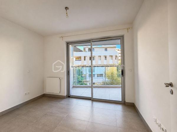 Au cœur du très recherché quartier de PORT MARIANNE, découvrez ce bel appartement T3 de 64,75 m², situé au sein de la résidence contemporaine KOH-I-NOOR, construite en 2016.

Situé au 1ER ÉTAGE AVEC ASCENSEUR, l’appartement se compose d’une entrée avec rangements, d’un séjour avec cuisine, de DEUX CHAMBRES, d’une salle de bains et d’un WC indépendant.

SON VÉRITABLE ATOUT : une SUPERBE TERRASSE DE 33,92 M², offrant un véritable espace de vie supplémentaire aux beaux jours.

Un PARKING PRIVATIF EN SOUS-SOL complète le bien.

La résidence bénéficie de prestations récentes et soignées : ASCENSEUR, DOUBLE VITRAGE, accès sécurisé et espaces communs entretenus.

Les charges de copropriété, d’environ 175 € PAR MOIS, comprennent notamment le CHAUFFAGE COLLECTIF ET L’EAU CHAUDE.

Un appartement idéal pour une RÉSIDENCE PRINCIPALE ou un INVESTISSEMENT LOCATIF, à proximité immédiate des commerces, transports et commodités de Port Marianne.