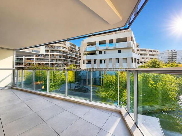 Au cœur du très recherché quartier de PORT MARIANNE, découvrez ce bel appartement T3 de 64,75 m², situé au sein de la résidence contemporaine KOH-I-NOOR, construite en 2016.

Situé au 1ER ÉTAGE AVEC ASCENSEUR, l’appartement se compose d’une entrée avec rangements, d’un séjour avec cuisine, de DEUX CHAMBRES, d’une salle de bains et d’un WC indépendant.

SON VÉRITABLE ATOUT : une SUPERBE TERRASSE DE 33,92 M², offrant un véritable espace de vie supplémentaire aux beaux jours.

Un PARKING PRIVATIF EN SOUS-SOL complète le bien.

La résidence bénéficie de prestations récentes et soignées : ASCENSEUR, DOUBLE VITRAGE, accès sécurisé et espaces communs entretenus.

Les charges de copropriété, d’environ 175 € PAR MOIS, comprennent notamment le CHAUFFAGE COLLECTIF ET L’EAU CHAUDE.

Un appartement idéal pour une RÉSIDENCE PRINCIPALE ou un INVESTISSEMENT LOCATIF, à proximité immédiate des commerces, transports et commodités de Port Marianne.