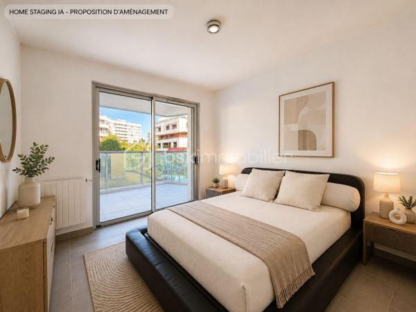 Au cœur du très recherché quartier de PORT MARIANNE, découvrez ce bel appartement T3 de 64,75 m², situé au sein de la résidence contemporaine KOH-I-NOOR, construite en 2016.

Situé au 1ER ÉTAGE AVEC ASCENSEUR, l’appartement se compose d’une entrée avec rangements, d’un séjour avec cuisine, de DEUX CHAMBRES, d’une salle de bains et d’un WC indépendant.

SON VÉRITABLE ATOUT : une SUPERBE TERRASSE DE 33,92 M², offrant un véritable espace de vie supplémentaire aux beaux jours.

Un PARKING PRIVATIF EN SOUS-SOL complète le bien.

La résidence bénéficie de prestations récentes et soignées : ASCENSEUR, DOUBLE VITRAGE, accès sécurisé et espaces communs entretenus.

Les charges de copropriété, d’environ 175 € PAR MOIS, comprennent notamment le CHAUFFAGE COLLECTIF ET L’EAU CHAUDE.

Un appartement idéal pour une RÉSIDENCE PRINCIPALE ou un INVESTISSEMENT LOCATIF, à proximité immédiate des commerces, transports et commodités de Port Marianne.