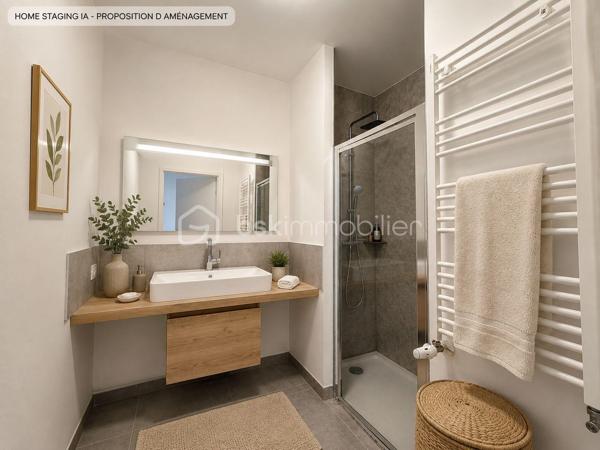 Au cœur du très recherché quartier de PORT MARIANNE, découvrez ce bel appartement T3 de 64,75 m², situé au sein de la résidence contemporaine KOH-I-NOOR, construite en 2016.

Situé au 1ER ÉTAGE AVEC ASCENSEUR, l’appartement se compose d’une entrée avec rangements, d’un séjour avec cuisine, de DEUX CHAMBRES, d’une salle de bains et d’un WC indépendant.

SON VÉRITABLE ATOUT : une SUPERBE TERRASSE DE 33,92 M², offrant un véritable espace de vie supplémentaire aux beaux jours.

Un PARKING PRIVATIF EN SOUS-SOL complète le bien.

La résidence bénéficie de prestations récentes et soignées : ASCENSEUR, DOUBLE VITRAGE, accès sécurisé et espaces communs entretenus.

Les charges de copropriété, d’environ 175 € PAR MOIS, comprennent notamment le CHAUFFAGE COLLECTIF ET L’EAU CHAUDE.

Un appartement idéal pour une RÉSIDENCE PRINCIPALE ou un INVESTISSEMENT LOCATIF, à proximité immédiate des commerces, transports et commodités de Port Marianne.