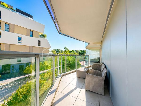 Au cœur du très recherché quartier de PORT MARIANNE, découvrez ce bel appartement T3 de 64,75 m², situé au sein de la résidence contemporaine KOH-I-NOOR, construite en 2016.

Situé au 1ER ÉTAGE AVEC ASCENSEUR, l’appartement se compose d’une entrée avec rangements, d’un séjour avec cuisine, de DEUX CHAMBRES, d’une salle de bains et d’un WC indépendant.

SON VÉRITABLE ATOUT : une SUPERBE TERRASSE DE 33,92 M², offrant un véritable espace de vie supplémentaire aux beaux jours.

Un PARKING PRIVATIF EN SOUS-SOL complète le bien.

La résidence bénéficie de prestations récentes et soignées : ASCENSEUR, DOUBLE VITRAGE, accès sécurisé et espaces communs entretenus.

Les charges de copropriété, d’environ 175 € PAR MOIS, comprennent notamment le CHAUFFAGE COLLECTIF ET L’EAU CHAUDE.

Un appartement idéal pour une RÉSIDENCE PRINCIPALE ou un INVESTISSEMENT LOCATIF, à proximité immédiate des commerces, transports et commodités de Port Marianne.