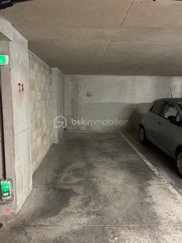 Au cœur du très recherché quartier de PORT MARIANNE, découvrez ce bel appartement T3 de 64,75 m², situé au sein de la résidence contemporaine KOH-I-NOOR, construite en 2016.

Situé au 1ER ÉTAGE AVEC ASCENSEUR, l’appartement se compose d’une entrée avec rangements, d’un séjour avec cuisine, de DEUX CHAMBRES, d’une salle de bains et d’un WC indépendant.

SON VÉRITABLE ATOUT : une SUPERBE TERRASSE DE 33,92 M², offrant un véritable espace de vie supplémentaire aux beaux jours.

Un PARKING PRIVATIF EN SOUS-SOL complète le bien.

La résidence bénéficie de prestations récentes et soignées : ASCENSEUR, DOUBLE VITRAGE, accès sécurisé et espaces communs entretenus.

Les charges de copropriété, d’environ 175 € PAR MOIS, comprennent notamment le CHAUFFAGE COLLECTIF ET L’EAU CHAUDE.

Un appartement idéal pour une RÉSIDENCE PRINCIPALE ou un INVESTISSEMENT LOCATIF, à proximité immédiate des commerces, transports et commodités de Port Marianne.