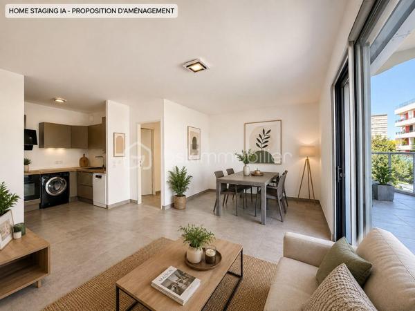 Au cœur du très recherché quartier de PORT MARIANNE, découvrez ce bel appartement T3 de 64,75 m², situé au sein de la résidence contemporaine KOH-I-NOOR, construite en 2016.

Situé au 1ER ÉTAGE AVEC ASCENSEUR, l’appartement se compose d’une entrée avec rangements, d’un séjour avec cuisine, de DEUX CHAMBRES, d’une salle de bains et d’un WC indépendant.

SON VÉRITABLE ATOUT : une SUPERBE TERRASSE DE 33,92 M², offrant un véritable espace de vie supplémentaire aux beaux jours.

Un PARKING PRIVATIF EN SOUS-SOL complète le bien.

La résidence bénéficie de prestations récentes et soignées : ASCENSEUR, DOUBLE VITRAGE, accès sécurisé et espaces communs entretenus.

Les charges de copropriété, d’environ 175 € PAR MOIS, comprennent notamment le CHAUFFAGE COLLECTIF ET L’EAU CHAUDE.

Un appartement idéal pour une RÉSIDENCE PRINCIPALE ou un INVESTISSEMENT LOCATIF, à proximité immédiate des commerces, transports et commodités de Port Marianne.