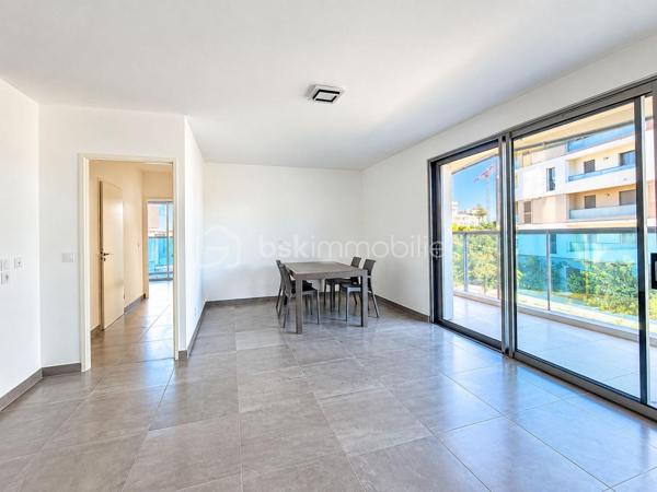 Au cœur du très recherché quartier de PORT MARIANNE, découvrez ce bel appartement T3 de 64,75 m², situé au sein de la résidence contemporaine KOH-I-NOOR, construite en 2016.

Situé au 1ER ÉTAGE AVEC ASCENSEUR, l’appartement se compose d’une entrée avec rangements, d’un séjour avec cuisine, de DEUX CHAMBRES, d’une salle de bains et d’un WC indépendant.

SON VÉRITABLE ATOUT : une SUPERBE TERRASSE DE 33,92 M², offrant un véritable espace de vie supplémentaire aux beaux jours.

Un PARKING PRIVATIF EN SOUS-SOL complète le bien.

La résidence bénéficie de prestations récentes et soignées : ASCENSEUR, DOUBLE VITRAGE, accès sécurisé et espaces communs entretenus.

Les charges de copropriété, d’environ 175 € PAR MOIS, comprennent notamment le CHAUFFAGE COLLECTIF ET L’EAU CHAUDE.

Un appartement idéal pour une RÉSIDENCE PRINCIPALE ou un INVESTISSEMENT LOCATIF, à proximité immédiate des commerces, transports et commodités de Port Marianne.