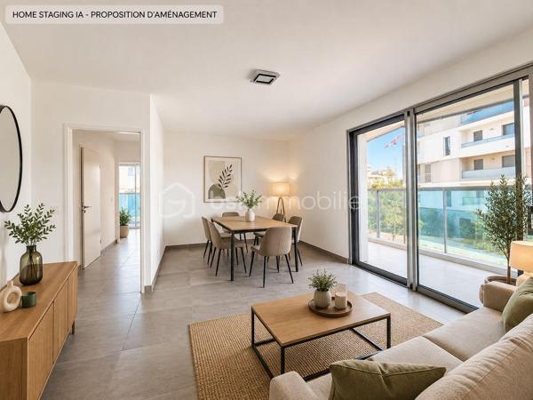 Au cœur du très recherché quartier de PORT MARIANNE, découvrez ce bel appartement T3 de 64,75 m², situé au sein de la résidence contemporaine KOH-I-NOOR, construite en 2016.

Situé au 1ER ÉTAGE AVEC ASCENSEUR, l’appartement se compose d’une entrée avec rangements, d’un séjour avec cuisine, de DEUX CHAMBRES, d’une salle de bains et d’un WC indépendant.

SON VÉRITABLE ATOUT : une SUPERBE TERRASSE DE 33,92 M², offrant un véritable espace de vie supplémentaire aux beaux jours.

Un PARKING PRIVATIF EN SOUS-SOL complète le bien.

La résidence bénéficie de prestations récentes et soignées : ASCENSEUR, DOUBLE VITRAGE, accès sécurisé et espaces communs entretenus.

Les charges de copropriété, d’environ 175 € PAR MOIS, comprennent notamment le CHAUFFAGE COLLECTIF ET L’EAU CHAUDE.

Un appartement idéal pour une RÉSIDENCE PRINCIPALE ou un INVESTISSEMENT LOCATIF, à proximité immédiate des commerces, transports et commodités de Port Marianne.