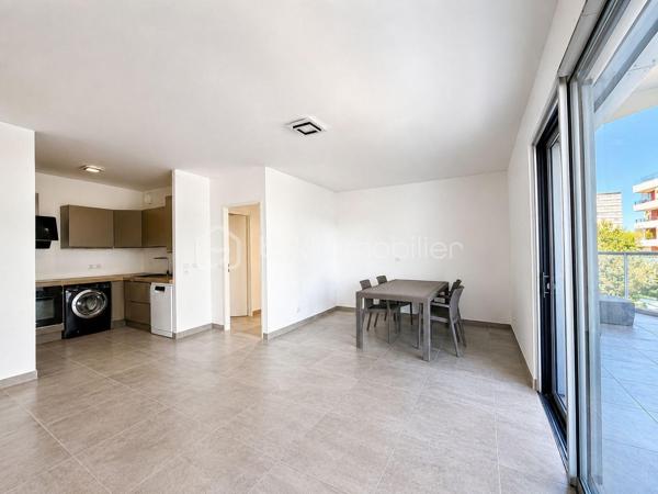 Au cœur du très recherché quartier de PORT MARIANNE, découvrez ce bel appartement T3 de 64,75 m², situé au sein de la résidence contemporaine KOH-I-NOOR, construite en 2016.

Situé au 1ER ÉTAGE AVEC ASCENSEUR, l’appartement se compose d’une entrée avec rangements, d’un séjour avec cuisine, de DEUX CHAMBRES, d’une salle de bains et d’un WC indépendant.

SON VÉRITABLE ATOUT : une SUPERBE TERRASSE DE 33,92 M², offrant un véritable espace de vie supplémentaire aux beaux jours.

Un PARKING PRIVATIF EN SOUS-SOL complète le bien.

La résidence bénéficie de prestations récentes et soignées : ASCENSEUR, DOUBLE VITRAGE, accès sécurisé et espaces communs entretenus.

Les charges de copropriété, d’environ 175 € PAR MOIS, comprennent notamment le CHAUFFAGE COLLECTIF ET L’EAU CHAUDE.

Un appartement idéal pour une RÉSIDENCE PRINCIPALE ou un INVESTISSEMENT LOCATIF, à proximité immédiate des commerces, transports et commodités de Port Marianne.